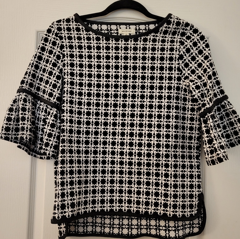 Max Studios small sized blouse. 3 quarter length sleeves. Black and white.